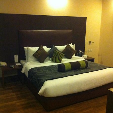 Hotel Vibe By The Lalit Traveller Faridabad Esterno foto