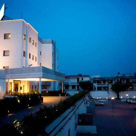 Hotel Vibe By The Lalit Traveller Faridabad Esterno foto