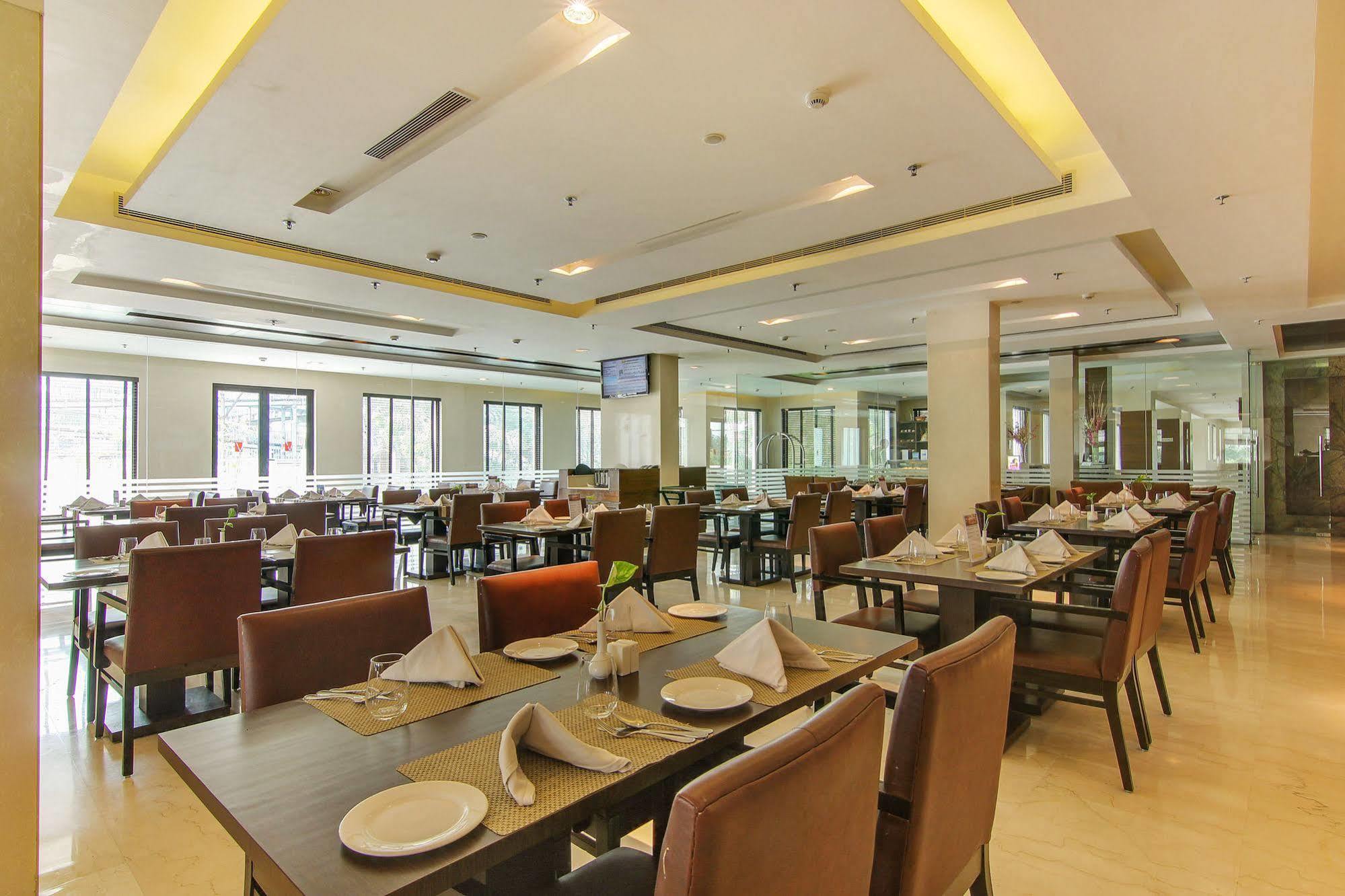 Hotel Vibe By The Lalit Traveller Faridabad Esterno foto